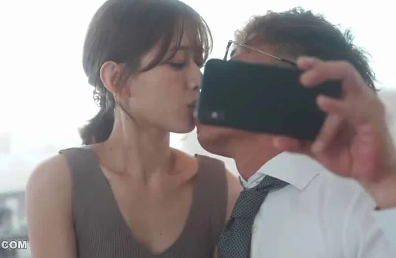 Thấy vợ hơi lạ, người chồng xem điện thoại vợ yêu và thấy cảnh nện với tiền bối của mình
